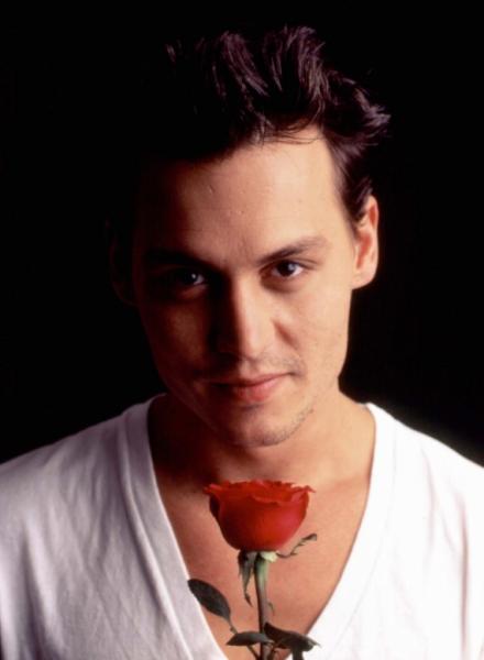 Johnny Depp trop beau avec sa rose